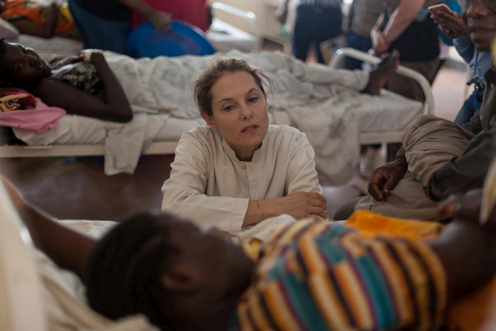 "Cada crisis es importante y cada vida es importante". La Benefactora de ACNUR, SAR, Sarah Zeid de Jordania, habla con una mujer en el hospital del Comité Internacional de Rescate en Kakuma 4, en Kenia.