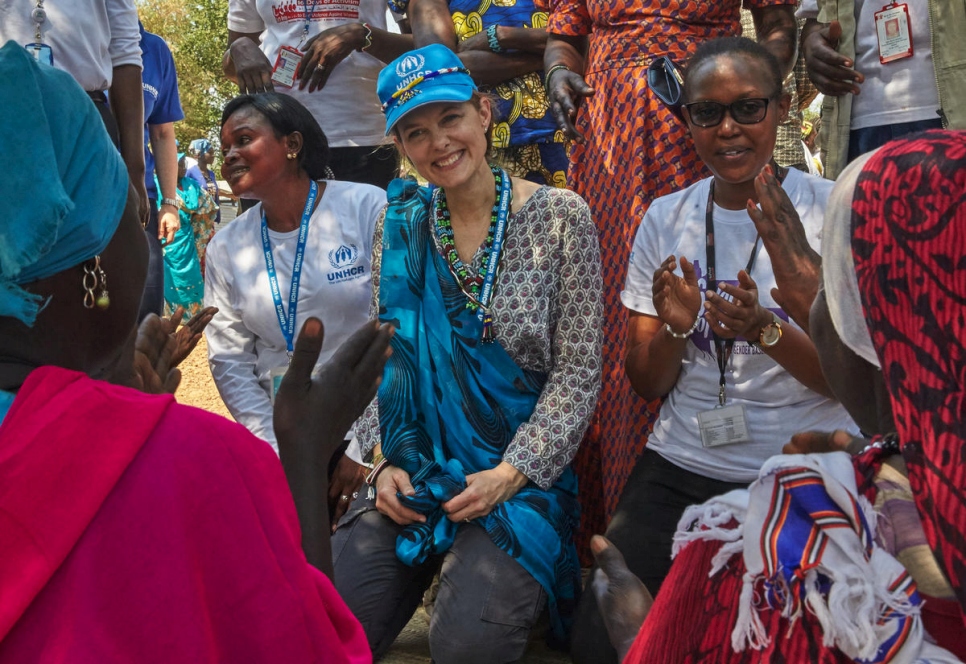 La Benefactora de ACNUR, SAR, Sarah Zeid, de Jordania, se reúne con un grupo de mujeres en el campamento de refugiados de Doro en Sudán del Sur. 
