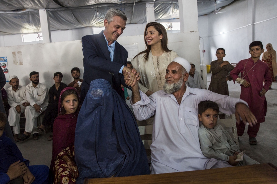 المفوض السامي فيليبو غراندي ومهيرة خان يلتقيان باللاجئين الأفغان الذين يستعدون للعودة إلى أفغانستان في مركز للعودة الطوعية تابع للمفوضية بالقرب من بيشاور، باكستان.