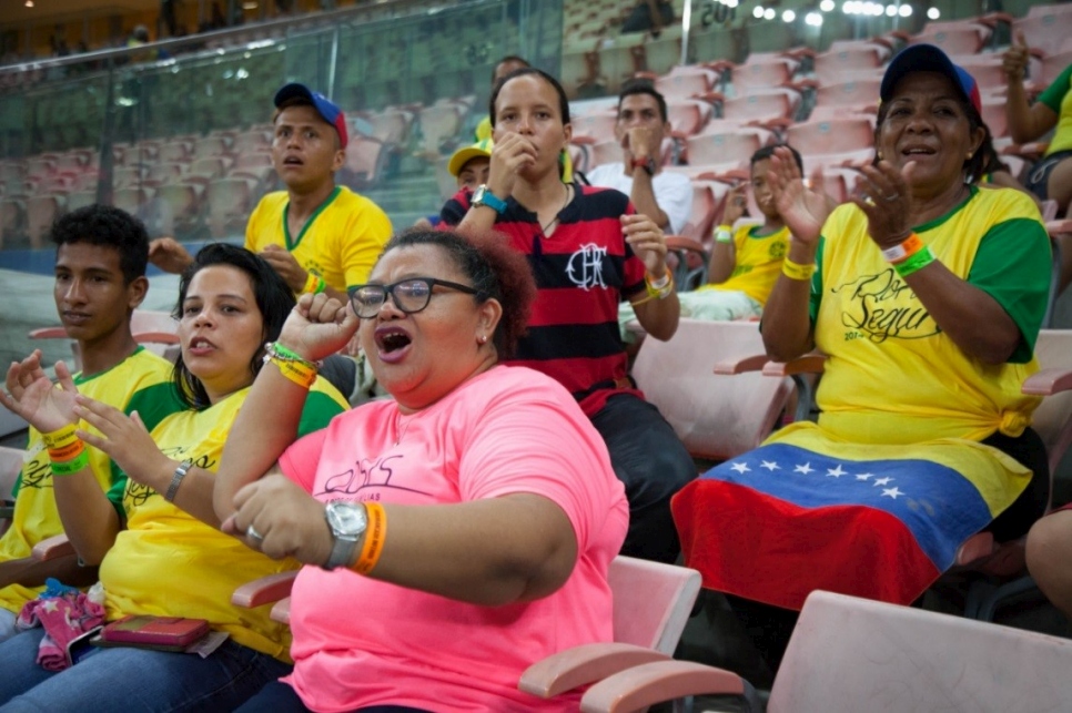 Venezolanas y venezolanos acogidos en Manaos animan al Flamengo durante el torneo "Duelos en la Arena". 