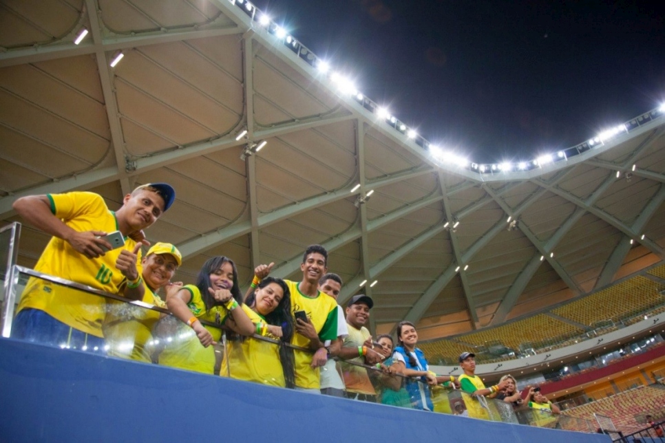 La hinchada vistió de verde y amarillo para rendir homenaje al fútbol brasileño. 