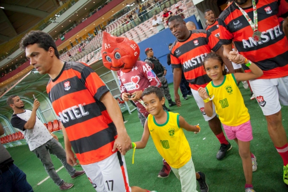 Niños y niñas procedentes de Venezuela acompañaron a los jugadores del Leyendas del Flamengo a su entrada al estadio Arena da Amazônia. 