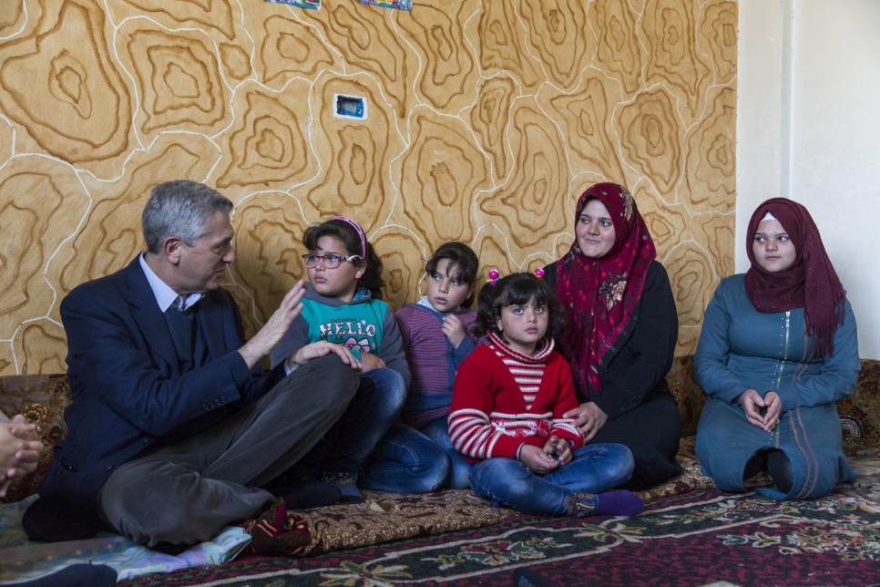 El Alto Comisionado de la ONU para los Refugiados, Filippo Grandi, se reúne con la retornada siria Zahida, de 35 años, y su familia en su casa en Souran, Siria.