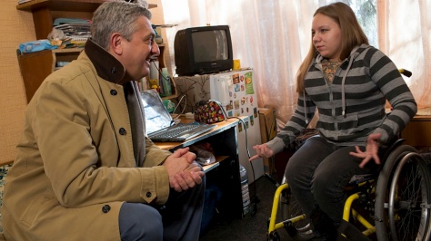 Filippo Grandi, Alto Comisionado de las Naciones Unidas para los Refugiados, habla con las personas, como Vlada, que viven en un hogar para 200 personas con discapacidad desplazadas, sito en Svyatogorsk, al este de Ucrania.  