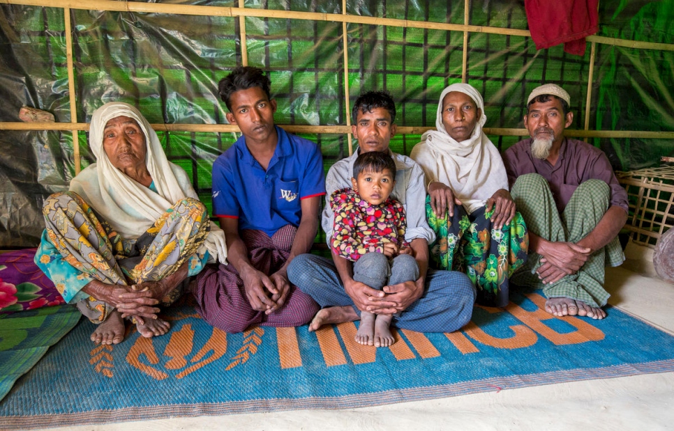 Gul Zahar (90 años), Mohammad Siddiq (25 años), Mohammad Ayub (31 años), Kismat Ara (3 años), Ayesha Begum (40 años) y Oli Ahmed (53 años), sentados en su refugio de una habitación en Bangladesh.  