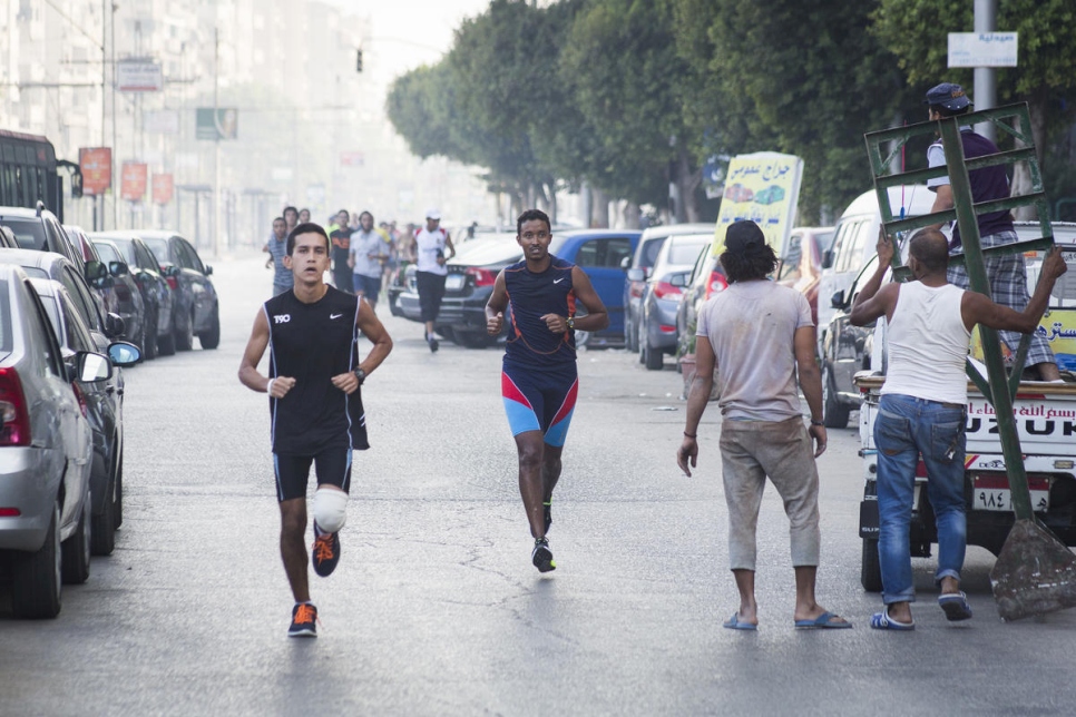 "Cada vez que corro, me siento libre, vivo en mi propio mundo". Guled (centro, en azul y naranja) participa en el Club de corredores de El Cairo en el suburbio de Heliópolis de la capital egipcia. 