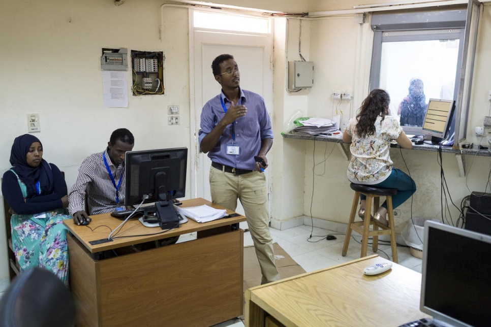 Guled (centro) coordina los horarios de sus compañeros intérpretes de acuerdo con las necesidades de la oficina del ACNUR en El Cairo.