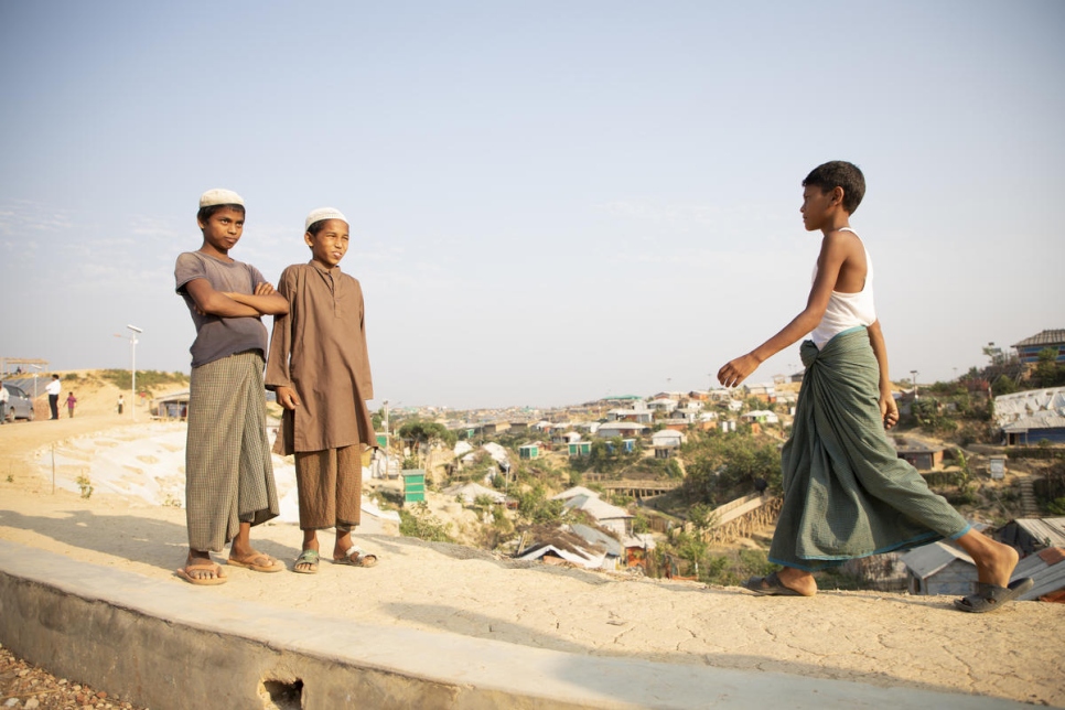 Jóvenes refugiados rohingyas en el asentamiento de refugiados de Kutupalong (Bangladesh). 