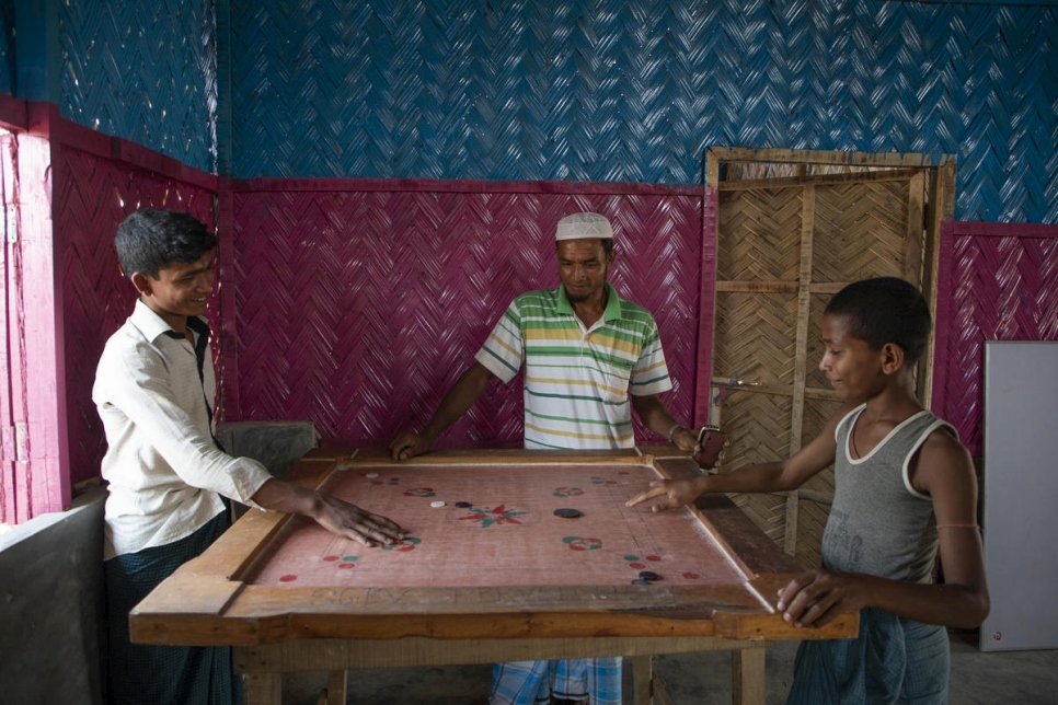 Jóvenes refugiados rohingyas juegan al carrom, un juego de mesa típico del sudeste asiático, en el asentamiento de refugiados de Kutupalong (Bangladesh). 
