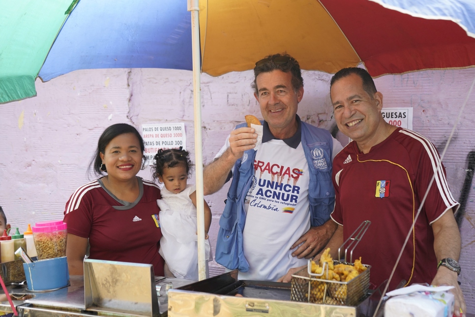 La familia de Ramiro y Gladys aprovechó la visita de Jozef Merkx, representante del ACNUR en Colombia, para reavivar su sueño de formar empresa en Colombia. 