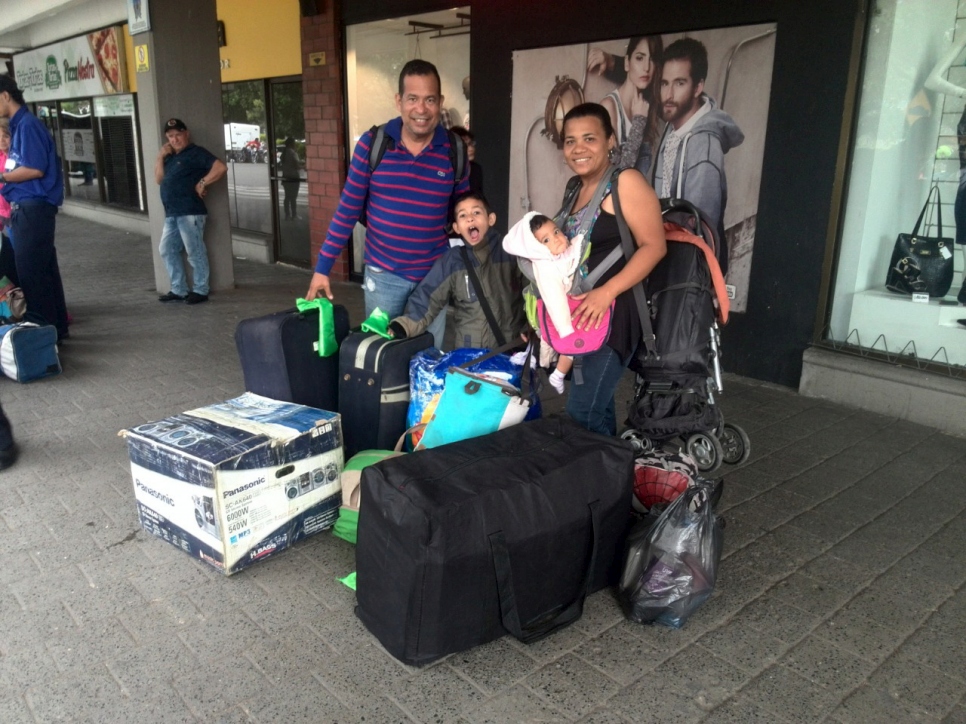 La llegada de la familia de Ramiro y Gladys a Colombia fue un largo trayecto en bus, con su empresa empacada en las maletas.