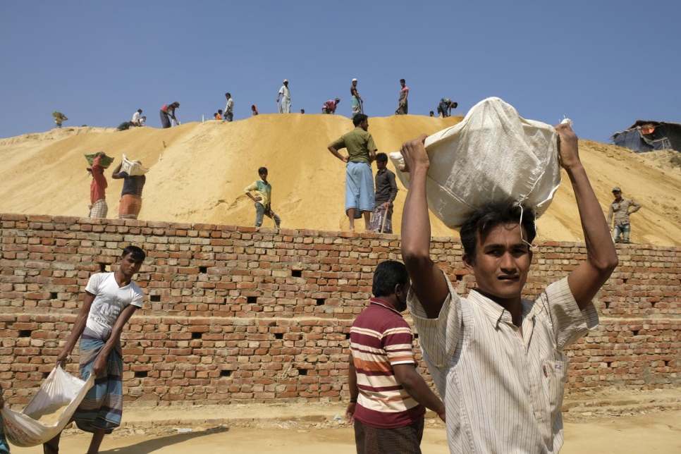 Los refugiados rohingya se pusieron a trabajar en la construcción de terrazas en una ladera en el campamento de Chakmarkul para evitar deslizamientos de tierra y proteger de inundaciones la carretera y los albergues situados debajo. 