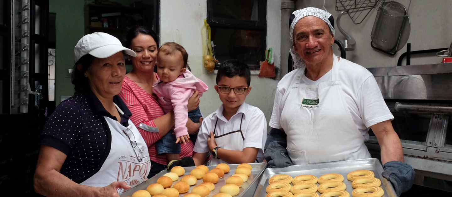Miriam Velásquez, Adriana Ángel, Valentina Díaz, Sebastián Díaz y Ricardo Ángel muestran su pan en la panadería familiar en San José, Costa Rica.