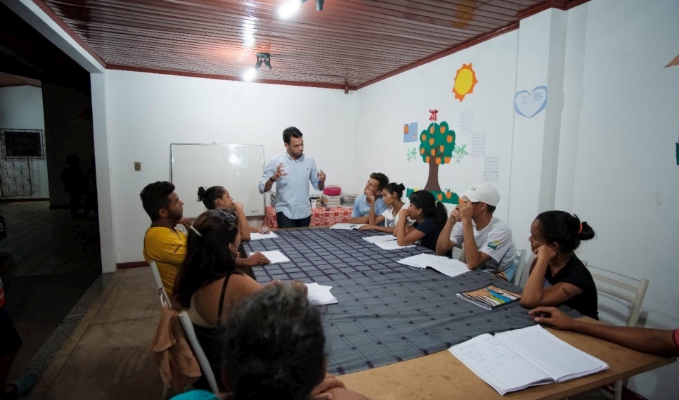 Una vez a la semana, Caio da clase de portugués para adultos. "La gente dona muy poco, pero significa mucho para quien lo recibe", afirma el abogado. 