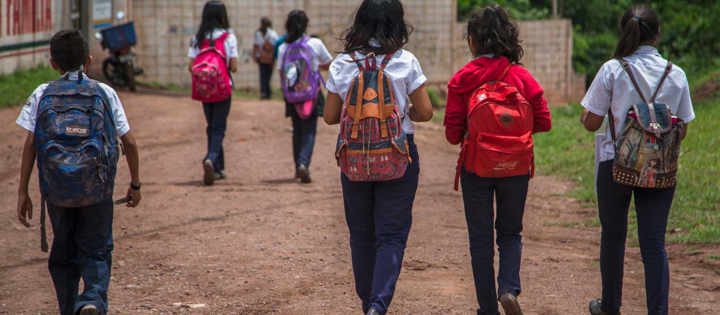 Niños vuelven de la escuela en Tegucigalpa, Honduras. En algunas escuelas de la capital, el número de estudiantes se ha reducido de la mitad por causa de violencia de las pandillas, que obliga a las familias a dejar sus hogares.
