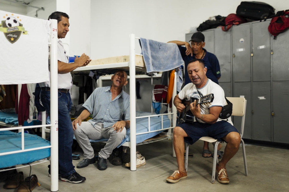 González vuelve como visitante al Centro Transitorio de Acogida (CTA) de São Paulo. Antes de mudarse a São Paulo, él vivió en el CTA de São Mateus durante unos seis meses.