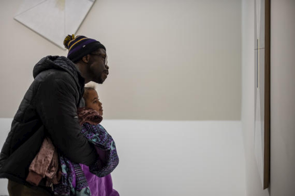 El ex refugiado congoleño Bertine Bahige, de 38 años, y su hija Giselle, de 8, en el museo Guggenheim durante una visita a Nueva York. 
