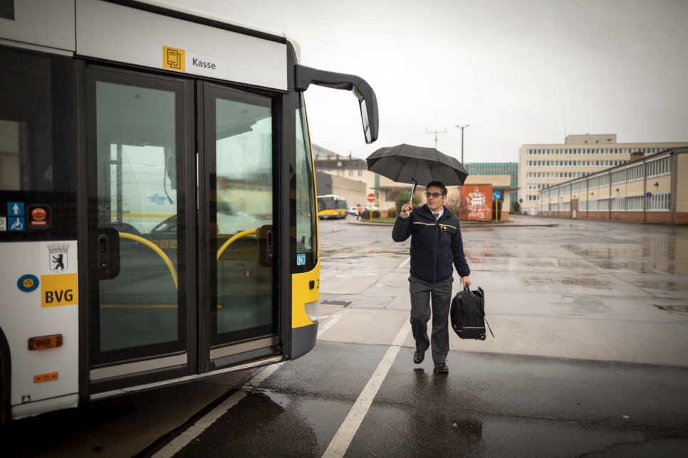 Mohamad llega a la estación de autobuses para su turno. 