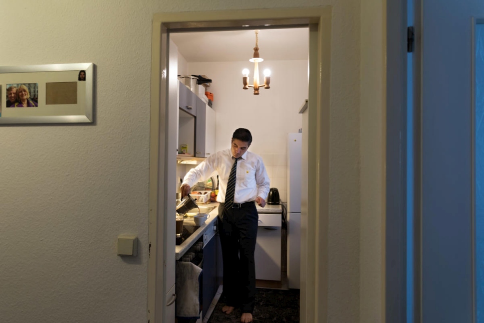 En su casa en Berlín, Mohamad se prepara para comenzar otro día en los autobuses.