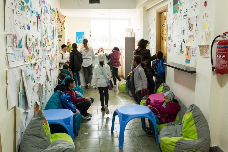 Los estudiantes toman un breve descanso de las clases en la escuela KEDU.