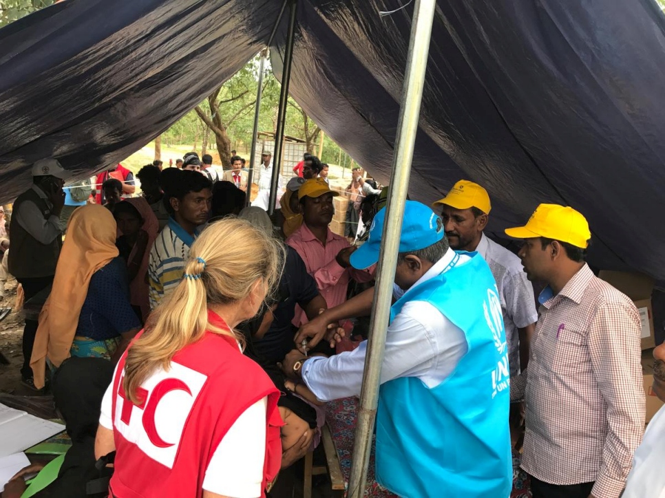 Taimur Hasan revisa una campaña de vacunación para los refugiados rohingyas en Cox's Bazar, Bangladesh. Octubre de 2017. 