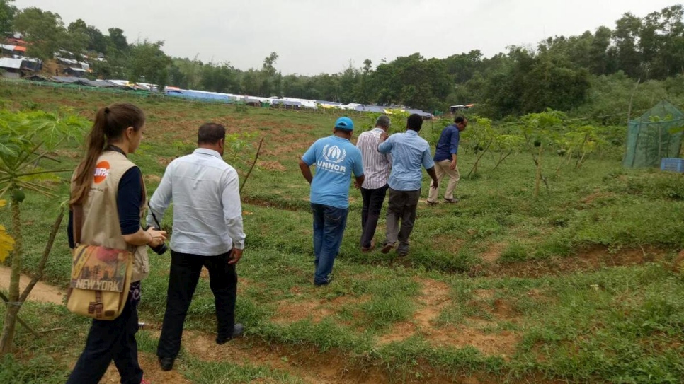 Taimur Hasan (centro) lidera una visita al terreno para encontrar un sitio en donde poner en marcha un nuevo centro de salud en Lambasia, sudeste de Bangladesh. Octubre de 2017.