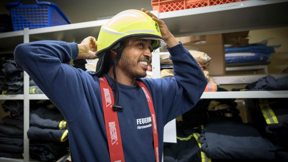 Yusuf usa su uniforme, un traje de protección robusto de color arena con tiras rojas reflectivas, una inversión en los miembros de la brigada 