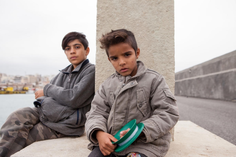وحيد، 12 عاماً، ونافيد، 7 أعوام، من أفغانستان تعلما الصيد في الميناء. 