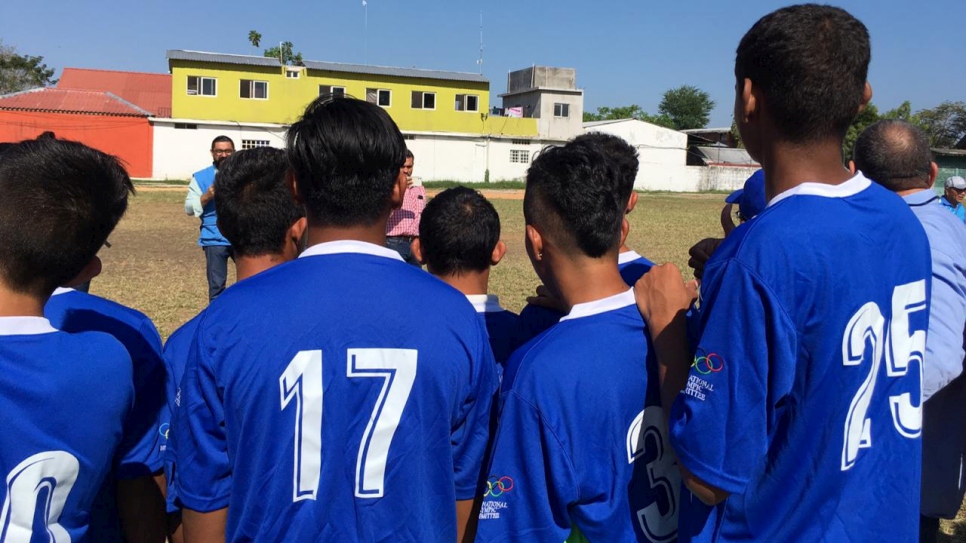Jóvenes solicitantes de asilo, refugiados y migrantes se verán beneficiados con la recuperación de las canchas de futbol y baseball en Tenosique. También podrán convivir juntos.