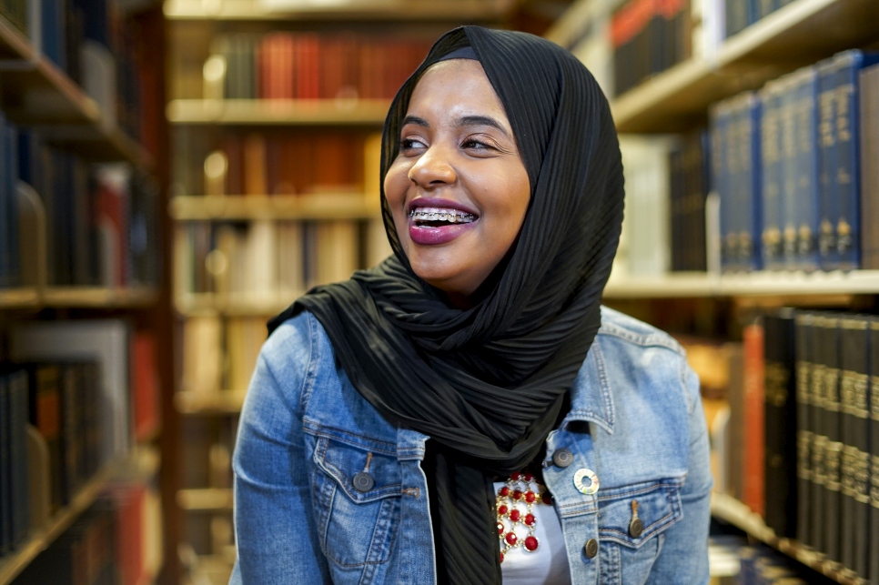 طفلة من المعجبات تحتضن حبسو محمد مؤلفة الكتب واللاجئة الصومالية السابقة بعد قراءة كتابها "لا يستغرق الأمر سوى كلمة نعم". تجول حبسو في جميع أنحاء الولايات المتحدة وحول العالم لتبادل قصتها وتمكين الأطفال. 