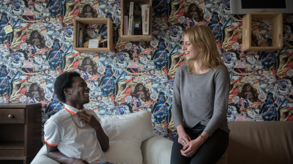 Adrian Laidley, refugiado jamaicano de 23 años, conoció a Amber Borra, una estudiante de psicología de 26, que le ayudó a aprender neerlandés.