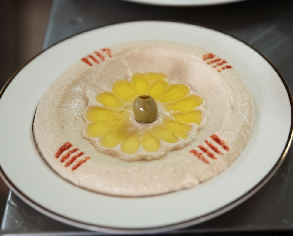الحمص هو من بين الأطباق التي يتم إعدادها وتقديمها من قبل اللاجئين اليمنيين في مطعم وردة.