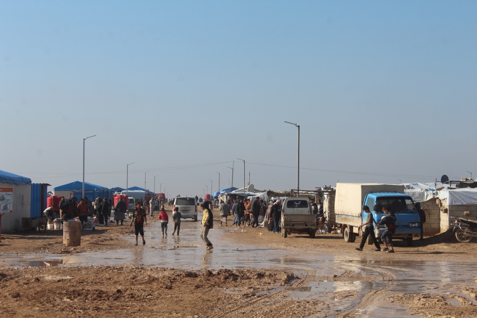 وصلت المياه الفيضانات إلى سوق مخيم العريشة في سوريا.

