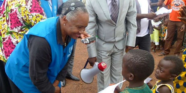 Al oeste de Costa de Marfil, Barbara Hendricks distribuyó partidas de nacimiento a los niños con el fin de ayudar a reducir la apatridia.