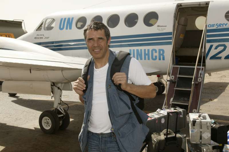 Julien Clerc, Embajador de Buena Voluntad de ACNUR, llega al aeropuerto en Chad oriental, el 2 de marzo de 2004. 