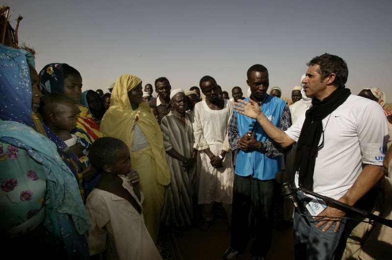 Julien Clerc, Embajador de Buena Voluntad de ACNUR, conversa con refugiados en el asentamiento temporal de Mahamata en Chad oriental, el 2 de marzo de 2004.