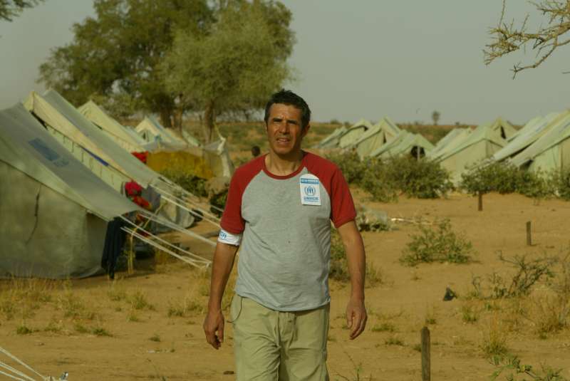 Julien Clerc, Embajador de Buena Voluntad de ACNUR, en el campo de Kounoungo, para refugiados sudaneses de la region de Darfur, el 3 de marzo de 2004.