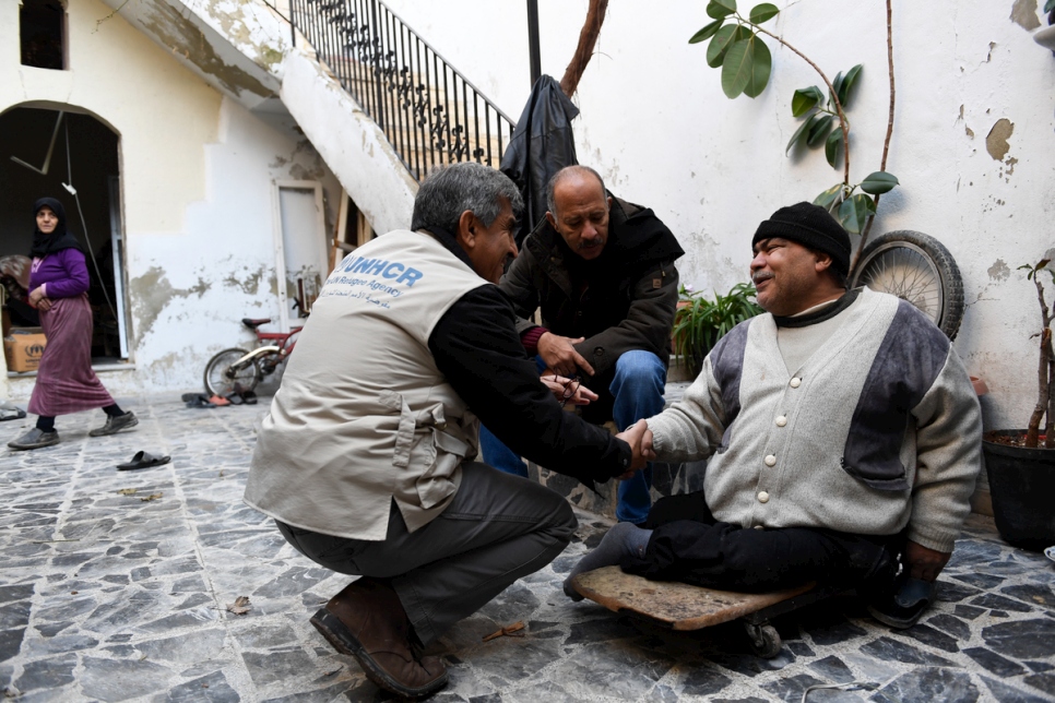 Abou Ahmed, residente en el barrio de Al-Mashatiyeh, al este de Alepo, habla con Sajjad Malik, representante del ACNUR en Siria. Abou, que tiene una discapacidad, huyó de su hogar cuando comenzó la batalla para tomar los barrios orientales de la ciudad. Abou ha regresado a su casa y espera tener un futuro mejor.