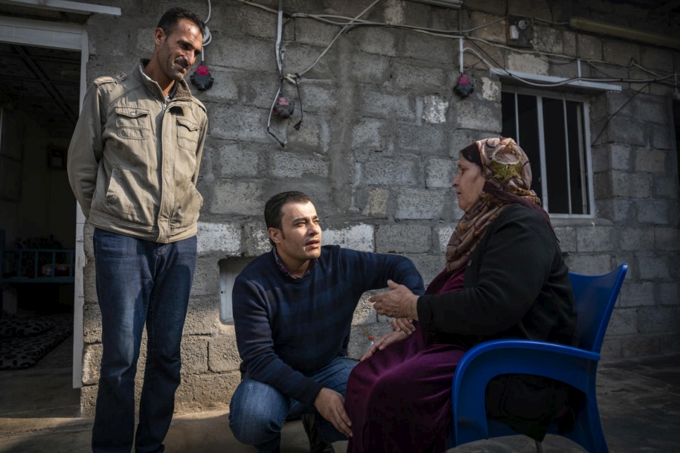 El Dr. Mohammed Issa, de 33 años, de Al-Hasakah, al norte de Siria, visita a una paciente en el campamento de Darashakran, cerca de la ciudad de Erbil, capital de la región de Kurdistán Iraquí. 