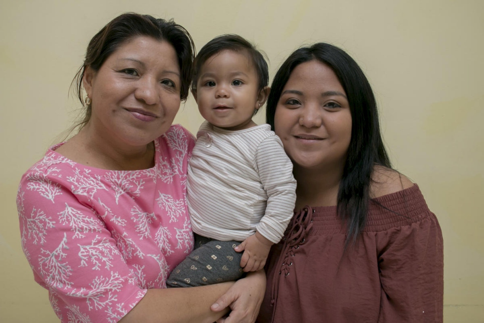 Gloria, su nieta y su hija Gilma en San José, Costa Rica. 