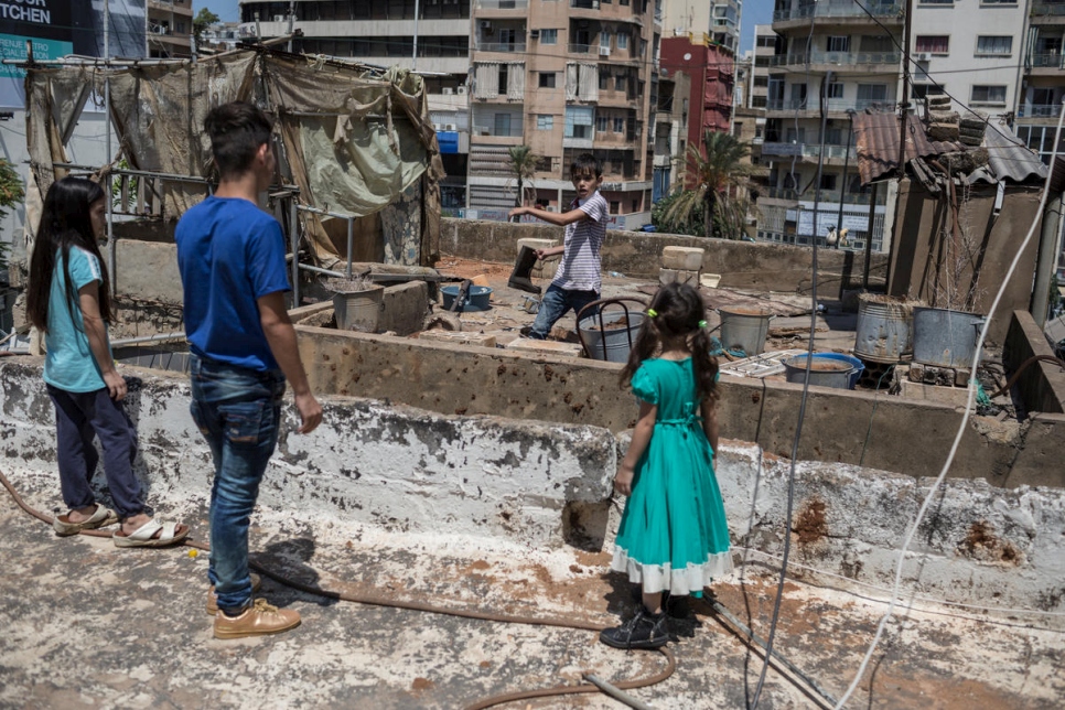 زين (الثاني من اليمين) يلعب مع أخيه حسين وأخواته، إيمان (يسار) وريمان، على سطح شقتهما في بيروت.
 
