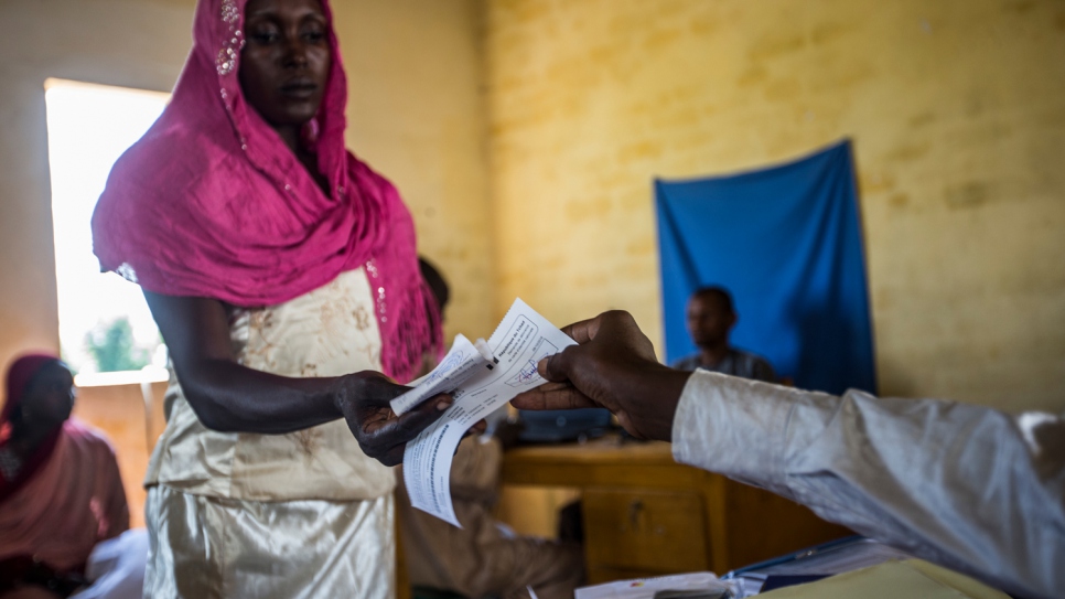 Samira Hassan recibe un comprobante de su solicitud de un documento de identificación nacional de Chad. Sus cuatro hijos recibirán los suyos a la edad de 15 años.