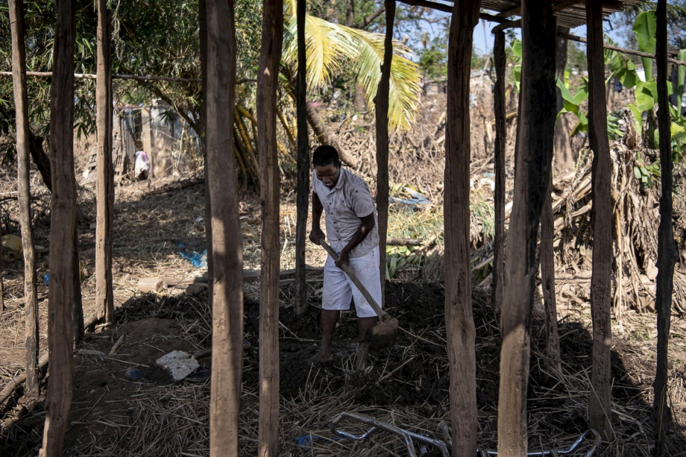 El maestro de escuela Manuel limpia el barro de los cimientos de lo que fue su hogar en Buzi, Mozambique, que fue golpeado duramente por el ciclón Idai. 