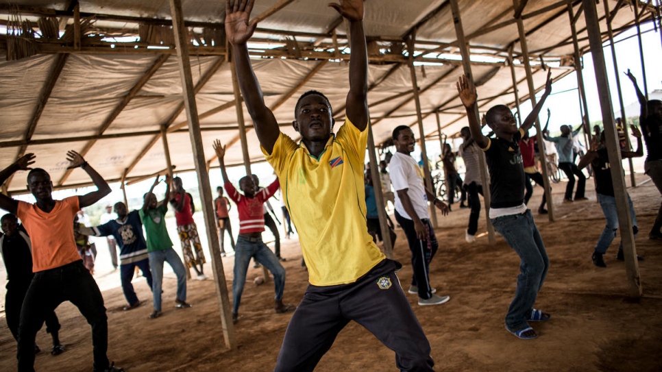 Refugiados de la República Centroafricana posan mientras ensayan para un número de baile de hip hop.