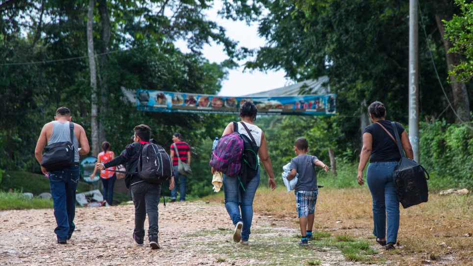 Una familia hondureña entra en la ciudad de La Técnica, Guatemala, que se encuentra a través del río Usumacinta desde México.