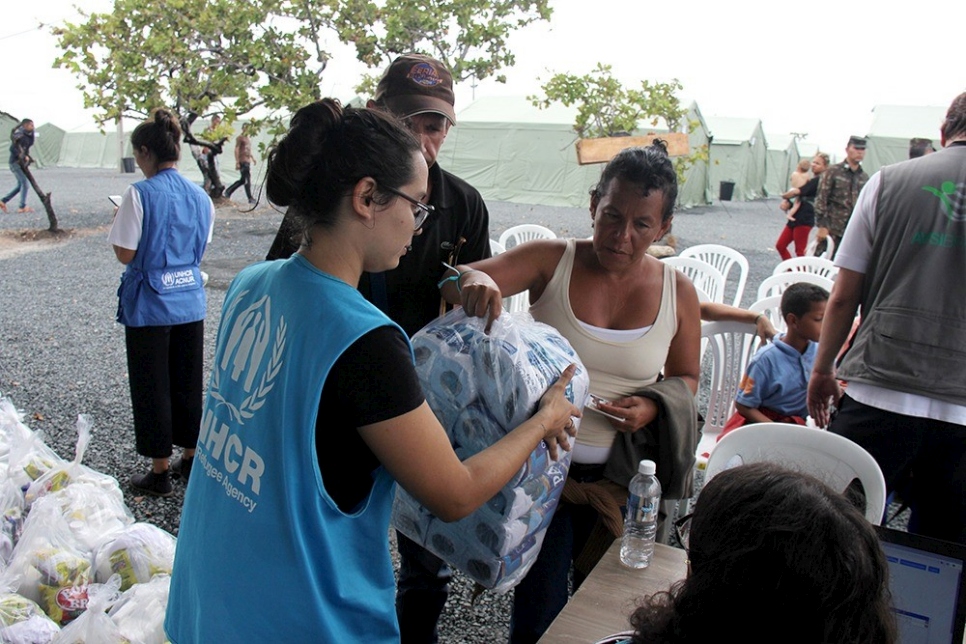 En el nuevo refugio, las familias venezolanas recibieron artículos de higiene personal y de limpieza donados por el ACNUR y los socios ADRA y AVSI, con recursos de sus donantes.