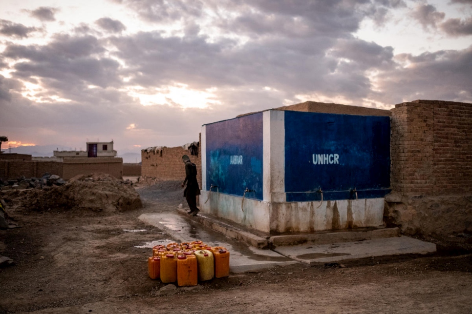 Un pozo de agua profunda con energía solar construido por ACNUR y sus socios en Dasht-e Tarakhil, Kabul, Afganistán, el 18 de noviembre de 2018. 