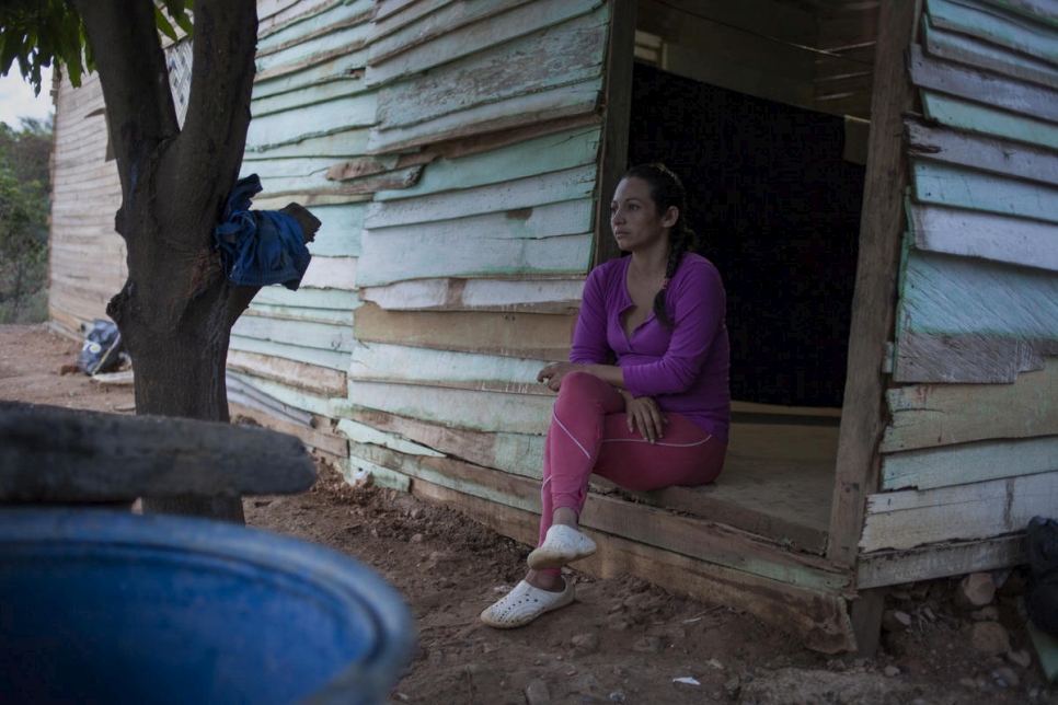 Jenire Rojas, venezolana de 30 años, afuera de la casa de Graciela Sánchez en Las Delicias, Cúcuta, Colombia.