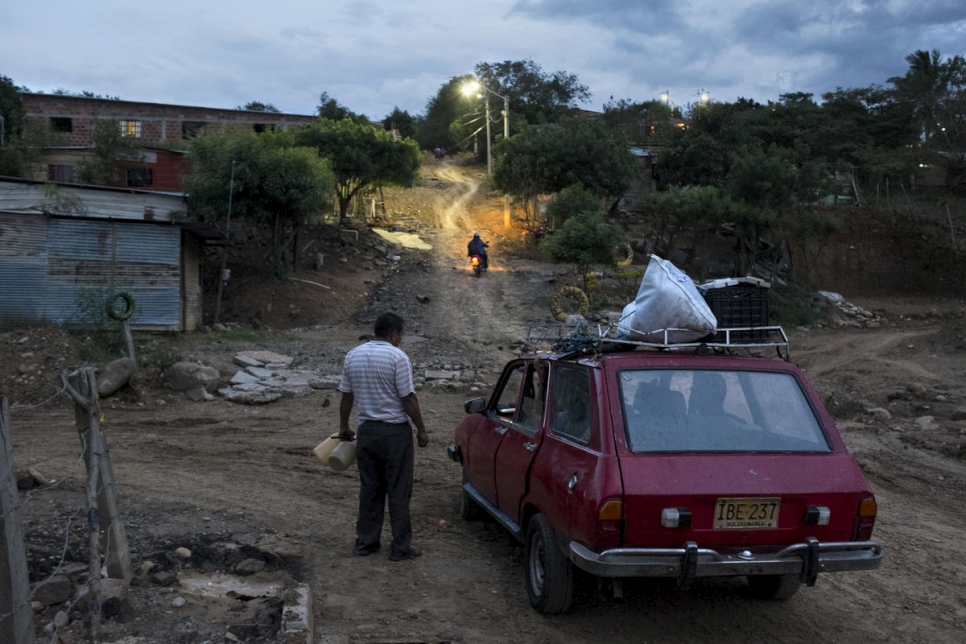 Un auto pasa por el barrio Las Delicias de Cúcuta, Colombia, donde más del 60% de los residentes fueron desplazados por el conflicto armado colombiano.