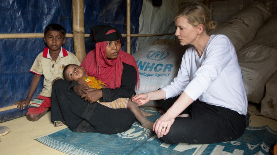 La Embajadora de Buena Voluntad del ACNUR, Cate Blanchett, se reúne con Jhura, de 28 años, quien huyó de Myanmar con sus dos hijos, cuando su aldea fue atacada hace seis meses.